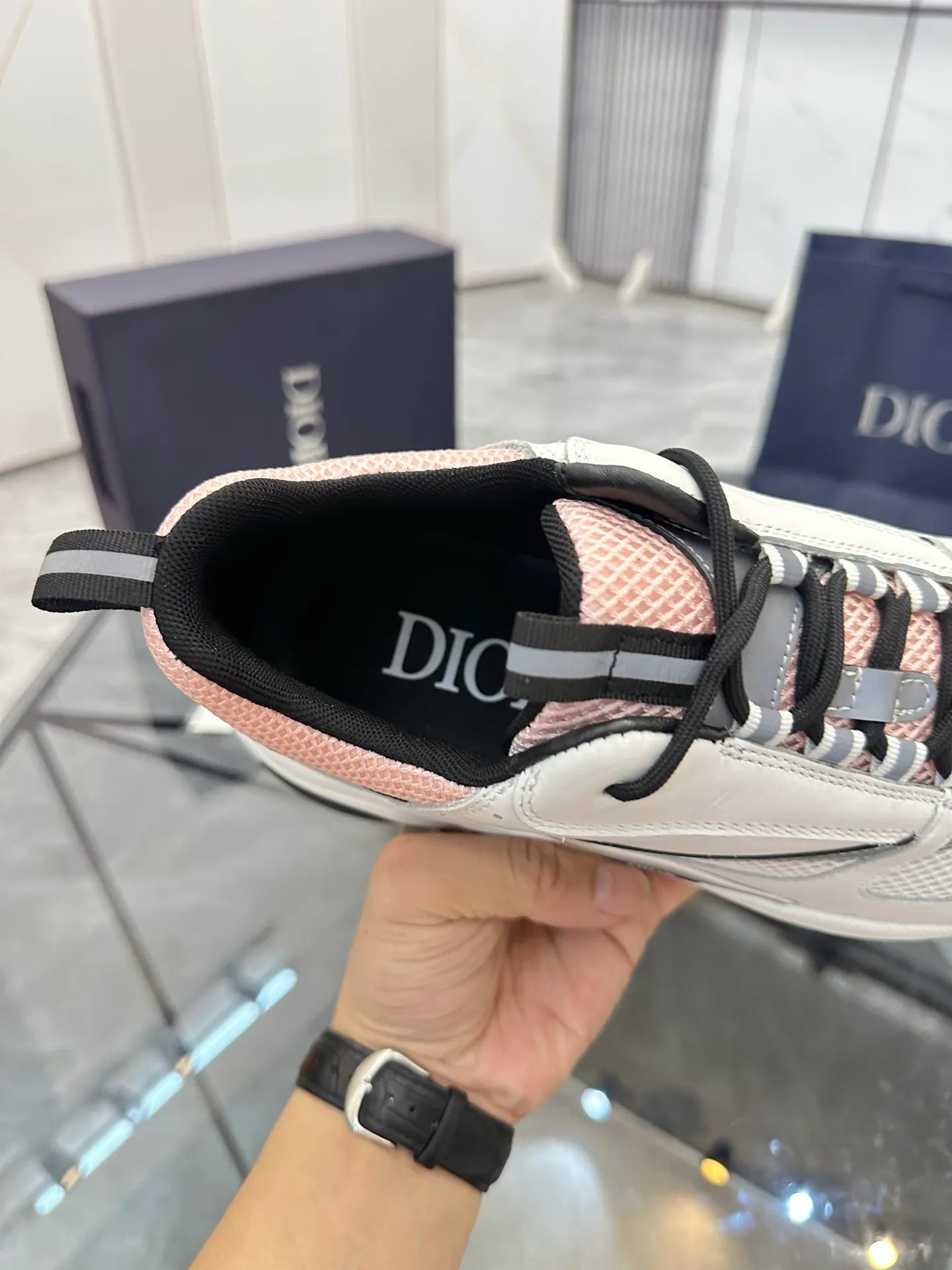 Men's shoes: 💰P460¥ Ready in Guangzhou, fully packaged Product trademark: Dior* "Dior*" low-top casual shoes Regular size: 38-46 (can be customized to 47) B22 Product materials: imported cowhide leather upper spliced ​​with original fabric, breathable lining, original outsole. Number: 920